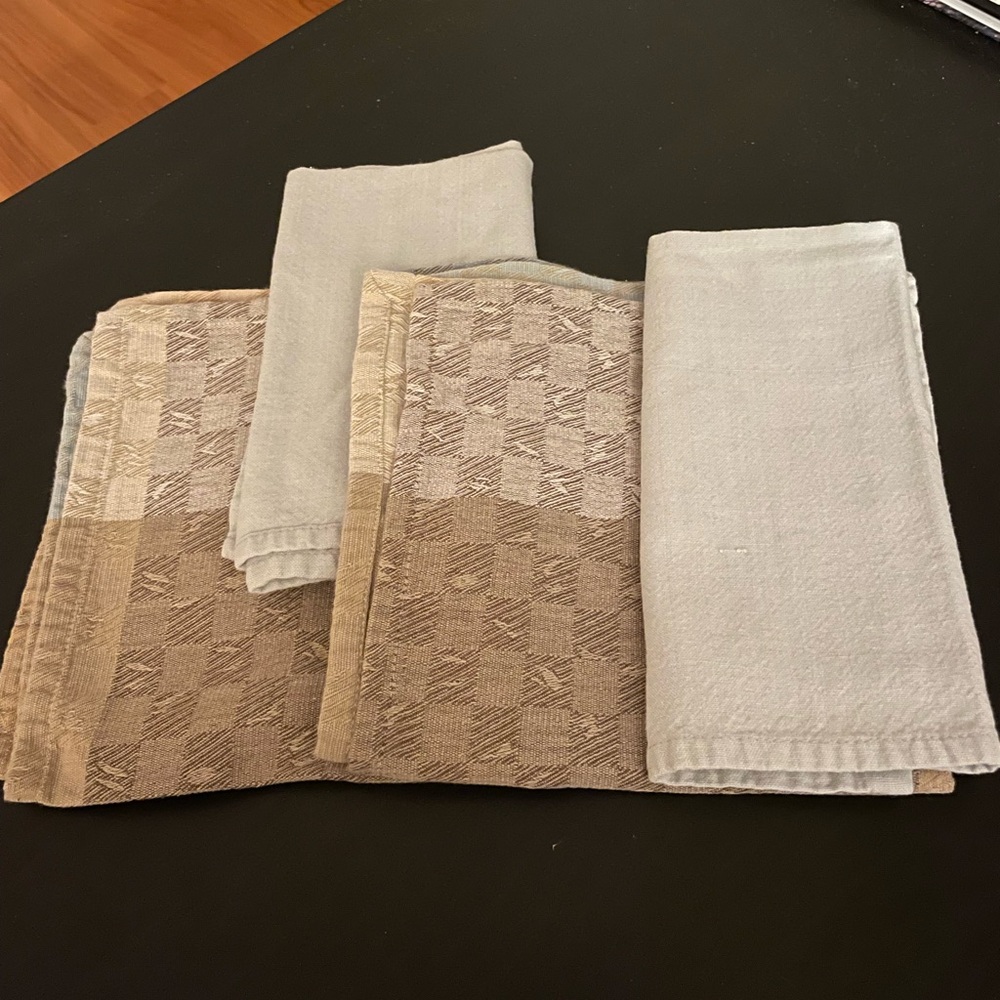 Vintage set of 4 Linen like napkins